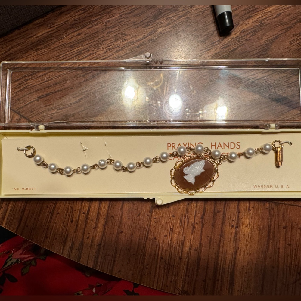 Prayer hands cameo
